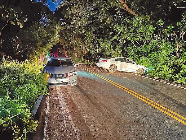 彰化縣警局邱姓警員休假開車行經南投名間鄉，與人發生行車糾紛，竟5度從後方追撞，造成對方車輛推撞山壁後翻車。（民眾提供／楊靜茹南投傳真）