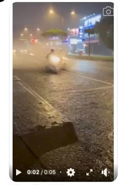 中壢簡易庭附近積水。圖／截自臉書我是中壢人社團
