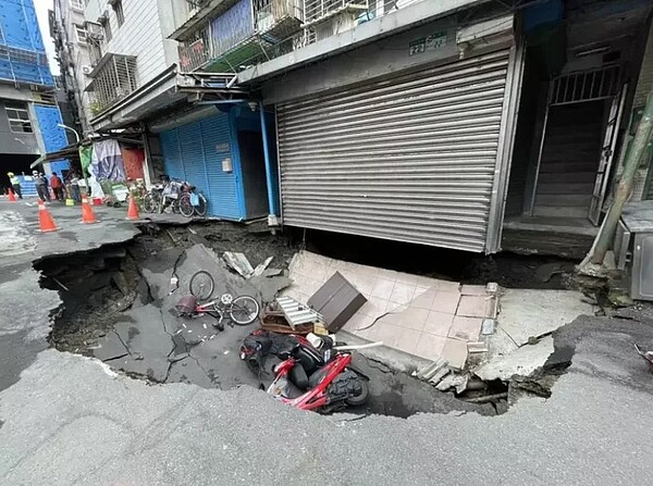 台北市崇德街日前出現天坑，北市府下令清查正在開挖地下室建築工地，有7處不符項目。圖／聯合報系資料照
