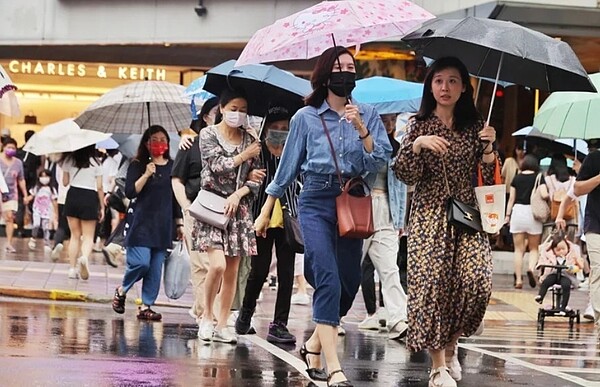 昨晚至今天先迎鋒面，西半部降雨相對劇烈，可能有局部大雨或短延時強降雨。示意圖。圖／聯合報資料照片
