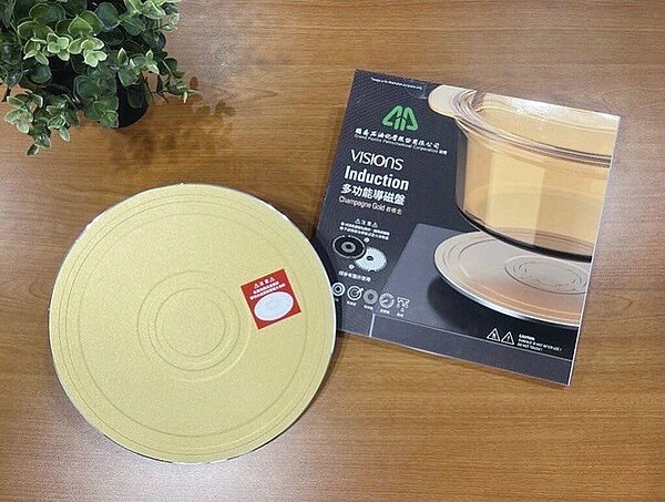 國喬今年股東會紀念品大手筆,發出市價逾千元的康寧多功能導磁盤。圖/公司提供