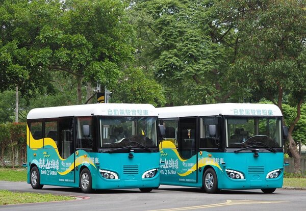 第2期淡海智駕電動巴士雙車亮相。圖／新北市府提供