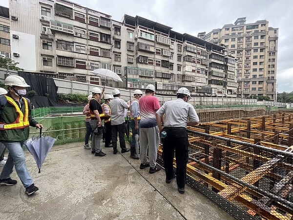 為預防建案工地出現重大工安意外，新竹市政府成立檢查小組，並於上週五（5／19）起進行工地實地核檢。圖／新竹市都發局提供