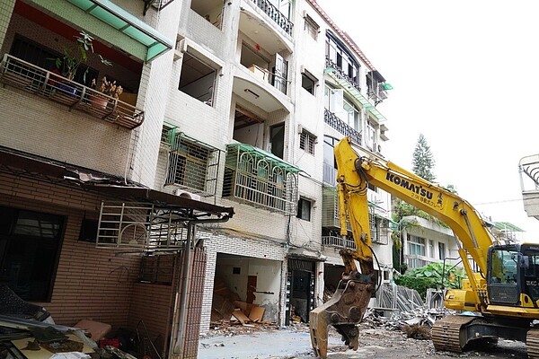 士林「這海砂屋」拆了!95戶將重建成148戶 116年完工 士林雙溪花園別墅舉行拆屋典禮,預計於116年完工。圖/台北市政府提供