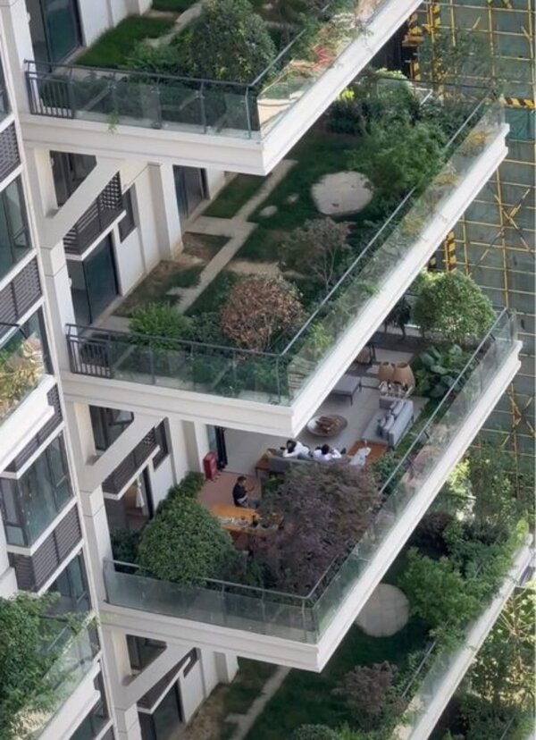 網友在抖音上看到中國第四代住宅擁有超大陽台，可布置成私人花園或在家露營。圖／摘自PTT