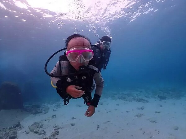 謙恩珍惜生命,還學習潛水,希望以後可以到海裡撿垃圾,還給大海一個乾淨的環境。圖/蔡紀葦提供