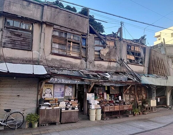 九州宮崎商店街曾被颱風吹翻屋頂，但有一家「稻口商店」堅持營業至今。圖／擷自twitter
