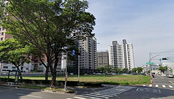 高雄投資客「急做這件事」... 在地專家曝建商、代銷搞死自己! 《平均地權條例》修法打炒房效應,不少高雄預售案投資客「急著出場,甚至小賠也沒關係」,可以說建商、代銷也搞死自己。圖/google map
