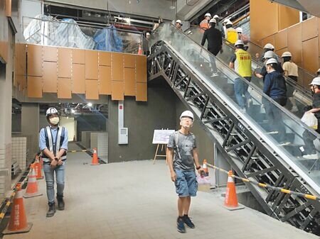 台北市南門市場改建預計7月27日完工、8月10日試營運,南門市場自治會長王銓國反映地下樓層販售處樓梯設計較小,盼未來先開放捷運萬大線共構出入口讓民眾通行。(張芷瑜攝)