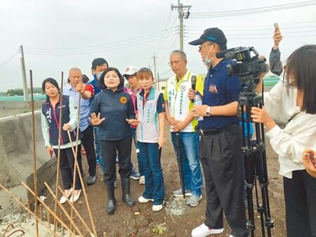 
雲林縣長張麗善（左四）23日親自到西螺魚寮一號橋現場說明工程延宕原因，與縣府補救做法。（周麗蘭攝）
