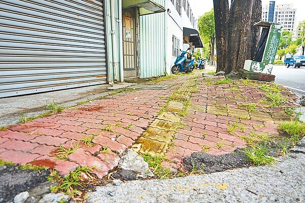 高市有多起人行道摔傷國賠案。圖為民眾向議員陳情澄清路人行道老舊不堪。圖/高市議員鄭孟洳提供