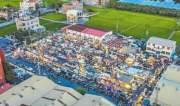 新竹縣芎林文山夜市開幕後，衍生交通、管理和土地使用問題。圖／鄭昱芸提供