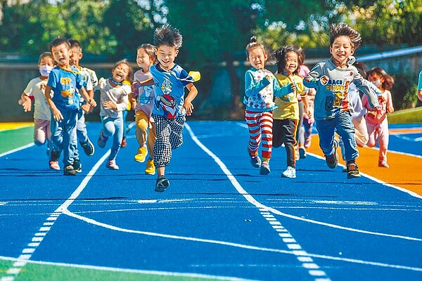 全教總揭露,比較公幼、非營利及準公共幼兒園學費加上課後留園的費用,讀公幼反而最貴。(新豐國中提供/羅浚濱新竹傳真)
