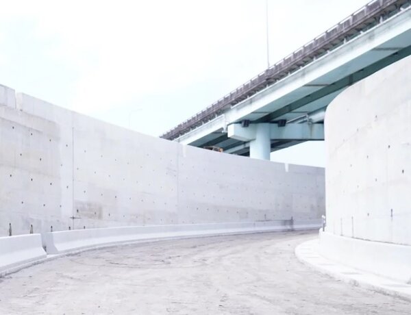新北市新工處施作浮洲橋下橋市區道路動線優化工程，高聳牆壁貌似日本立山黑部雪牆。圖／聯合報資料照片
