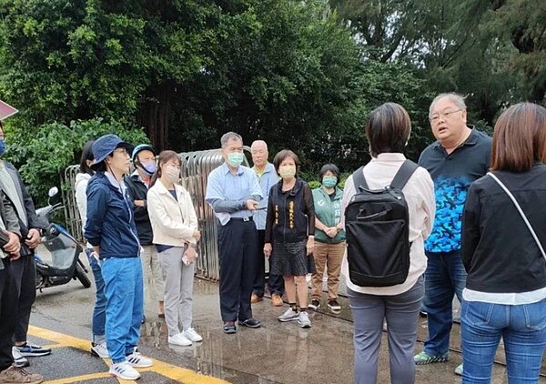 不滿通霄海水浴場光電招租案黑幕重重，8名鎮代昨在門口阻止施工，雙方不歡而散。圖／繆宗翰提供
