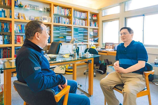 國民黨總統參選人、新北市長侯友宜(左)23日晚間在臉書發文指出,日前去拜會前台大校長管中閔(右),向他請益近來國內外的經濟情勢、青年面臨的就業、居住、高教等問題。圖/摘自侯友宜臉書