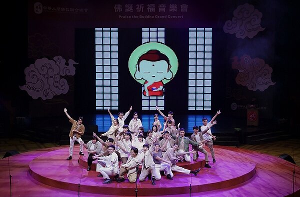 福智青年讚頌團和佛光歌詠隊,展現年輕人的活力十足。圖/人間社記者莊家穎攝