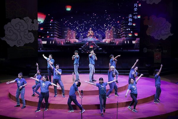 福智青年讚頌團和佛光歌詠隊,展現年輕人的活力十足。圖/人間社記者莊家穎攝