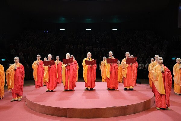 中華人間佛教聯合總會主席團的新寶盒上、福智僧團住持如淨法師、慧傳法師,以及理事依空法師,帶領恭讀星雲大師的《佛誕節祈願文》。圖/人間社記者莊家穎攝