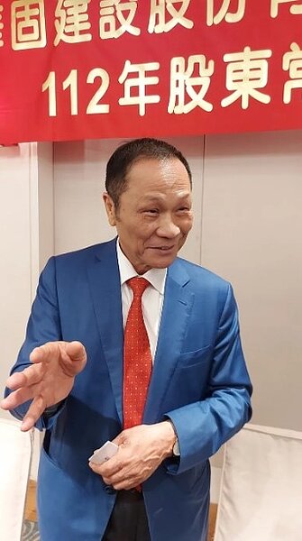 華固建設董事長鍾榮昌今(24)日在股東會後表示,「今年房市在總統大選以前,市場都不會好」,至於選後就是看政府政策,因央行不會那麼快解除管制,像是前一波金融管制,房市從2016年開始跌到2018年,之後央行才解除相關管制,認為也許要2年到3年的時間,政府在相關管制措施才會鬆綁。圖/陳美玲攝影