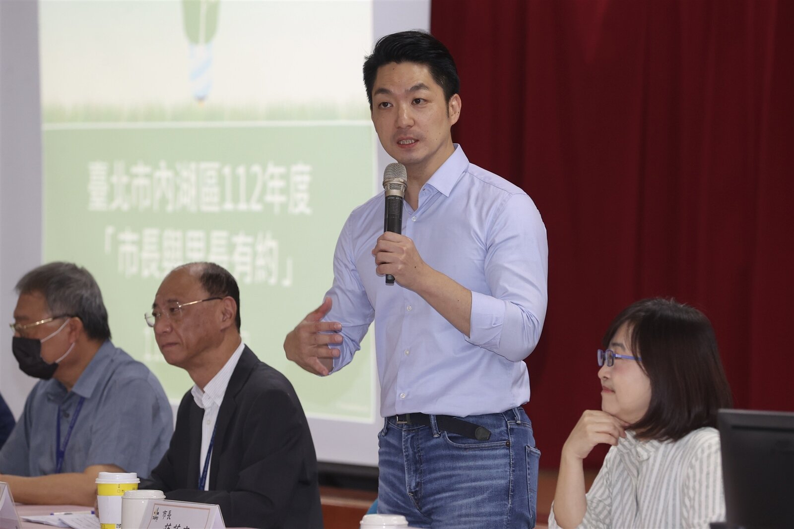 台北市長蔣萬安(右二)昨天赴內湖區與里長座談。記者林俊良/攝影