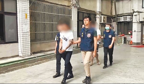 詐騙車手黃男及楊男遭警方逮補,並查獲毒品,被依詐欺、毒品等罪嫌移送。(新北市樹林警分局提供/呂健豪新北傳真)