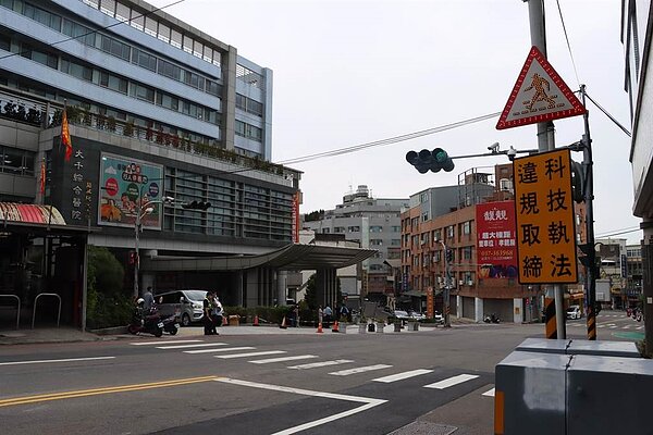 大千醫院前路口率先實施行人專用時相。(苗栗縣政府提供/李京昇苗栗傳真)