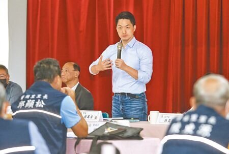 台北市長蔣萬安(右二)24日出席內湖區「市長與里長有約」,聽取地方里長問題,與相關單位一同討論。(王英豪攝)
