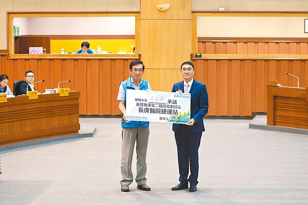 基隆市議員秦鉦(左)24日要求市長謝國樑(右)允諾基隆捷運第二階段設立長庚醫院站,謝雖答應簽署但強調仍需經過詳細評估。(基隆市政府提供/張志康基隆傳真)