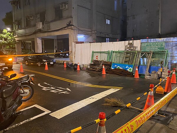新北市板橋區江子翠捷運站附近今天晚間驚見道路路面下陷。圖/新北市消防局提供