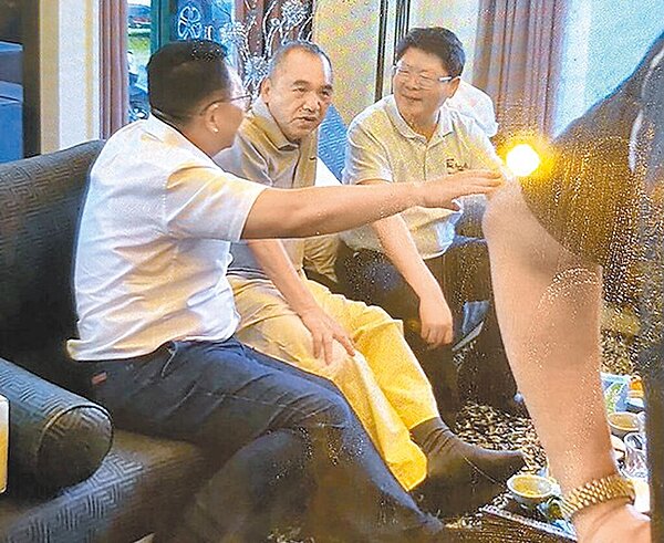 民眾黨立委陳琬惠昨披露,2020年6月12日立法院交通委員會到宜蘭考察後,立委陳歐珀(左)、前交通部政次黃玉霖(右)前往曾國緯的五結豪宅。(陳琬惠提供/楊亞璇台北傳真)