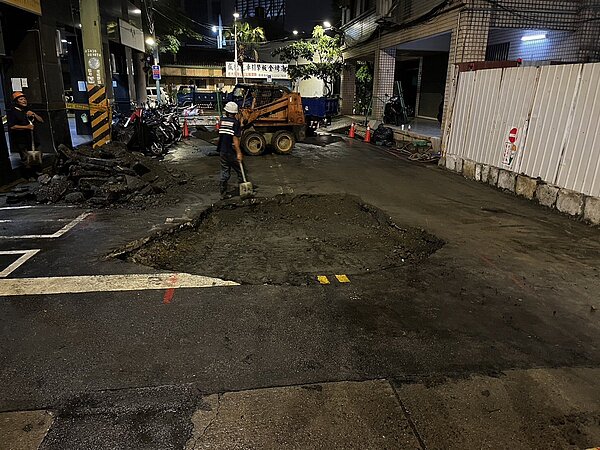 消防局與相關單位昨晚將路面回填,預計今天上午鋪設完成混凝土,下午鋪設瀝青混凝土。圖/新北市消防局提供