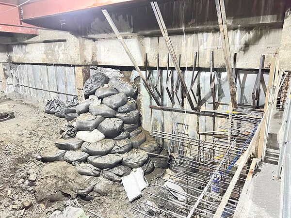 議員揭露「豐采520」地下室內部畫面,痛批只有用鋼板角鐵來擋土,在鋼板被衝破之後也只是用沙包擋著。圖/歐陽霆提供
