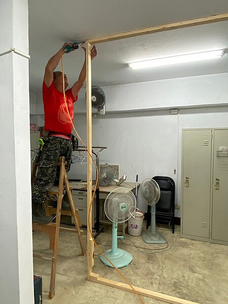 老屋變身「2房2衛1廳1廚房」 中市第8間中繼住宅啟用 善種子義工團協助老屋重新打造。圖/台中市府提供
