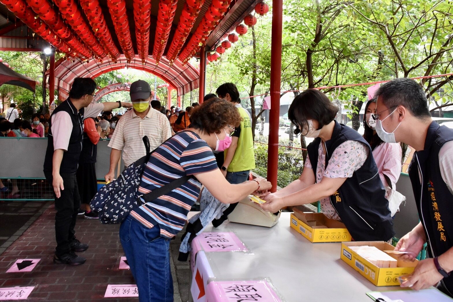 第一階段今(25)、明兩日於30處公有市場、17處攤販集中區及23處商圈可領。圖/台中市府提供
