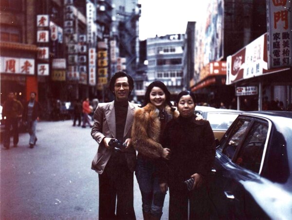 1978年春節，名歌星鄧麗君偕母親趙素桂女士與男性友人在西門町漢中街留影，她後方遠處的建築物就是後來肯德基餐廳進駐之處。（張哲生提供）