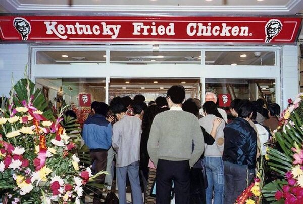 1985年4月16日臺灣第一家肯德基在西門町電影街開幕的盛況（張哲生提供）