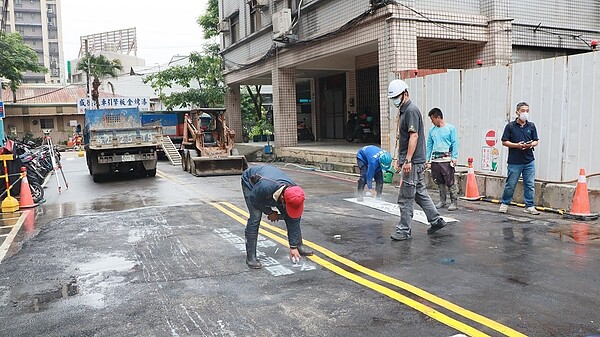 板橋文化路2段182巷3弄道路下陷10公分，經評估已無持續下陷情形，於今清晨進行道路回填臨補，上午10時30分開放通行。圖／新北工務局提供