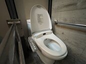 每天在公司「蹲廁所3～6小時」被炒　法院：解僱合理