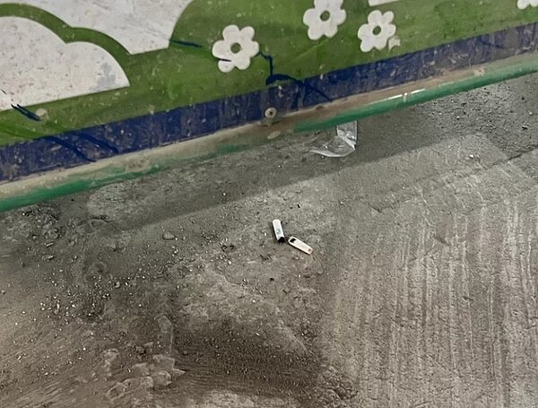 市議員林延鳳發現北市南門市場工地地下室與一樓,數處有煙蒂和菸盒,疑似有工人在現場抽菸情形,恐有釀災之虞。圖/議員林延鳳辦公室提供