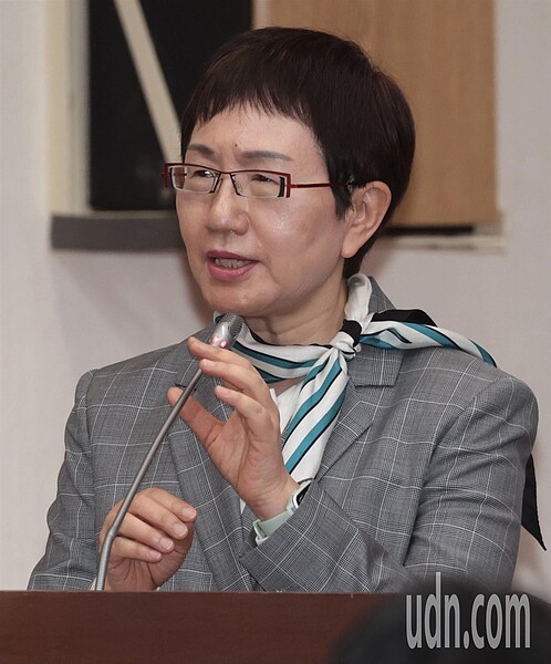 財政部長莊翠雲在立法院財政委員會對房市問題時表示,財政部推出房地合一稅2.0方案,從2.0版的交易案件數來觀察,自2021年7月到2023年3月,五年內短期交易月平均數減少15.16%,看起來短期投機炒作數量有下降。記者黃義書/攝影