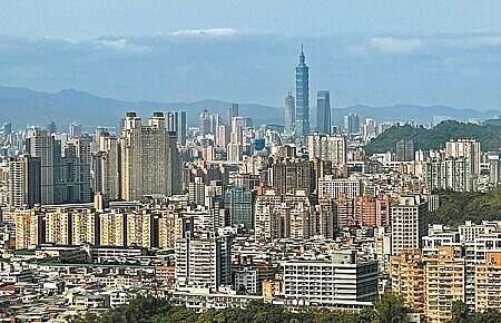 《平均地權條例》5子法預告15日屆滿,內政部昨在部務會報拍板通過「私法人買受住宅許可」、「預售屋及新建成屋換約審核」,以及「檢舉獎金辦法」3項子法。(本報資料照片)