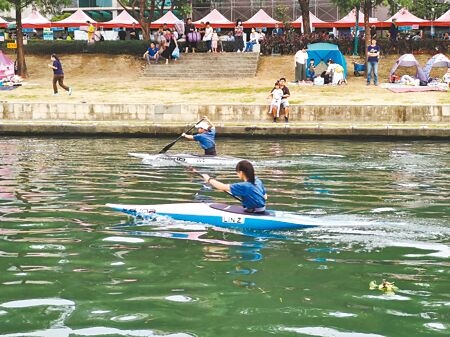 
台中中興大學旁康橋水域除提供輕艇競技選手常態訓練、比賽等，也曾舉行親子輕艇體驗活動，頗受民眾歡迎。（張妍溱攝）
