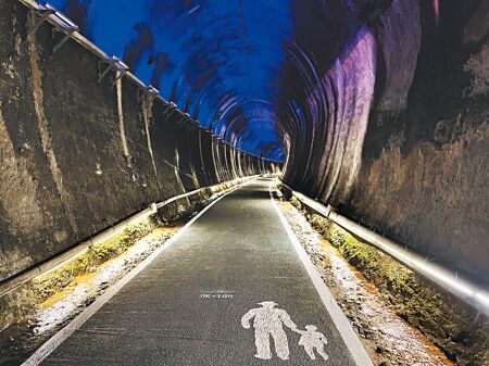 
有百年歷史的功維敘隧道，經常吸引親子家庭、情侶造訪，是苗栗市熱門景點之一。（李京昇攝）
