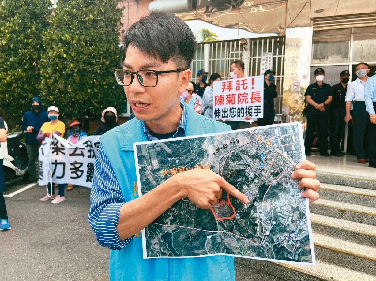 大寮區山頂里長簡子銘說，山頂里距離掩埋場最近，受害最深，回饋比例卻驟降。記者王昭月／攝影 