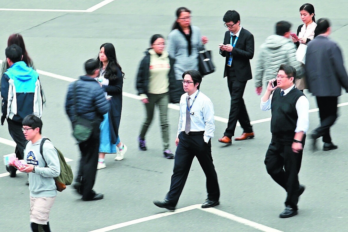 自明年起,彈性調整放假的範圍,僅「除夕前一日」及「兒童節及民族掃墓節」彈性調整放假及補班。報系資料照