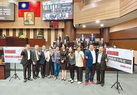 南投縣議員陳淑惠、林婷立、廖梓佑等9人在縣政總質詢時關切國土功能分區議題,並公開抗議,要求「暫緩國土計畫!捍衛縣民權利!」(楊靜茹攝)