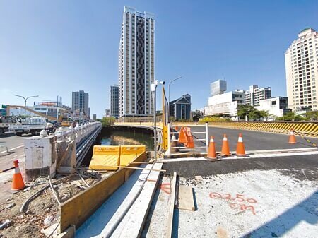 台南市臨安橋去年7月動工改建,兩側施作的鋼便橋(右側)原訂5月通車,延到8月底才能改道通車,整個工程也延到明年底完工。(曹婷婷攝)
