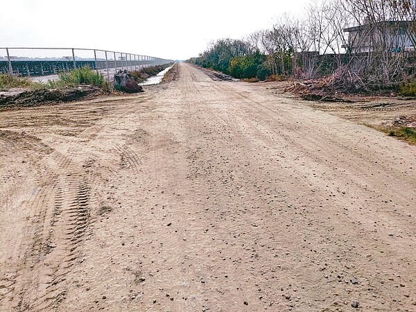 台南七股區的光電場被查出違法回填爐碴當鋪面已刨除。圖／南市環保局提供。