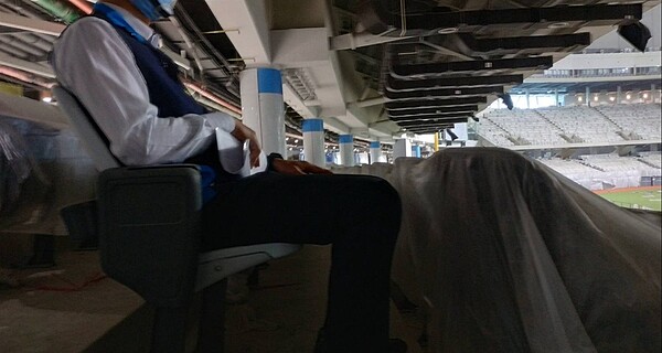 大巨蛋正申請竣工,議員認為座椅間距太短,僅一個拳頭距離,恐影響逃生。圖/議員鍾佩玲辦公室提供